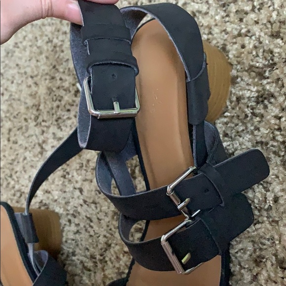 Cute black strap sandals . - Picture 8 of 12